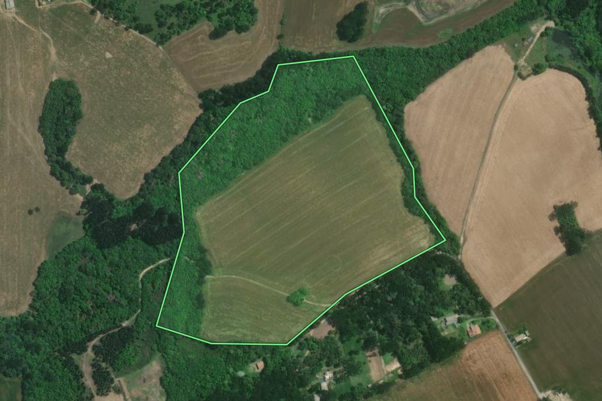 Imagem de satélite do imóvel rural em Mafra (SC), com o contorno declarado no CAR desenhado por cima.