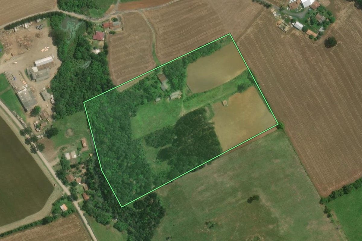 Imagem de satélite do imóvel rural em Mafra (SC), com o contorno declarado no CAR desenhado por cima.