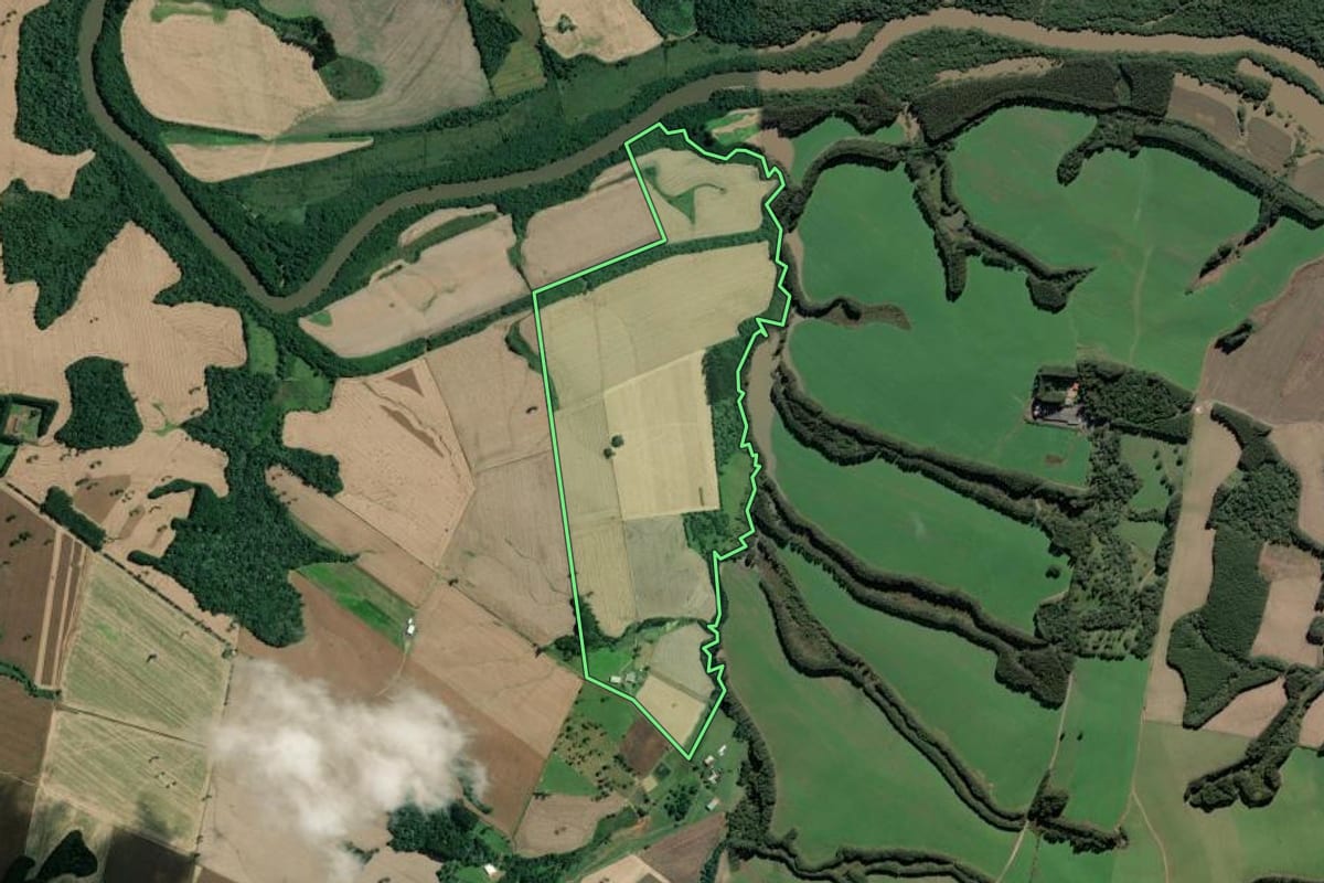 Imagem de satélite do imóvel rural em Mafra (SC), com o contorno declarado no CAR desenhado por cima.