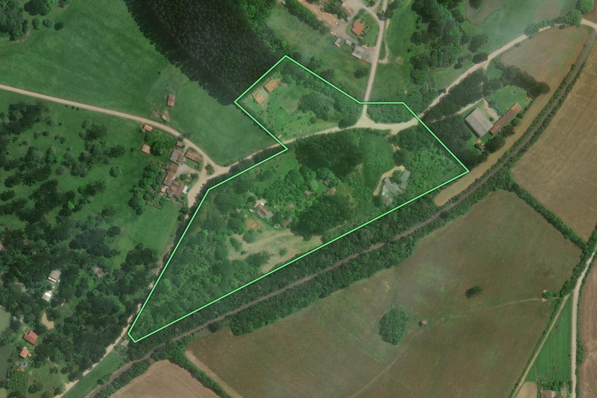 Imagem de satélite do imóvel rural em Mafra (SC), com o contorno declarado no CAR desenhado por cima.