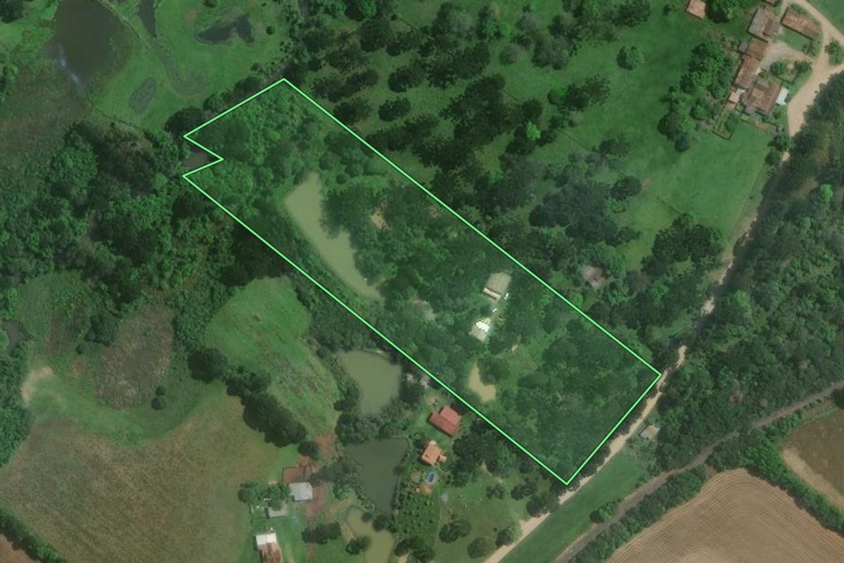 Imagem de satélite do imóvel rural em Mafra (SC), com o contorno declarado no CAR desenhado por cima.