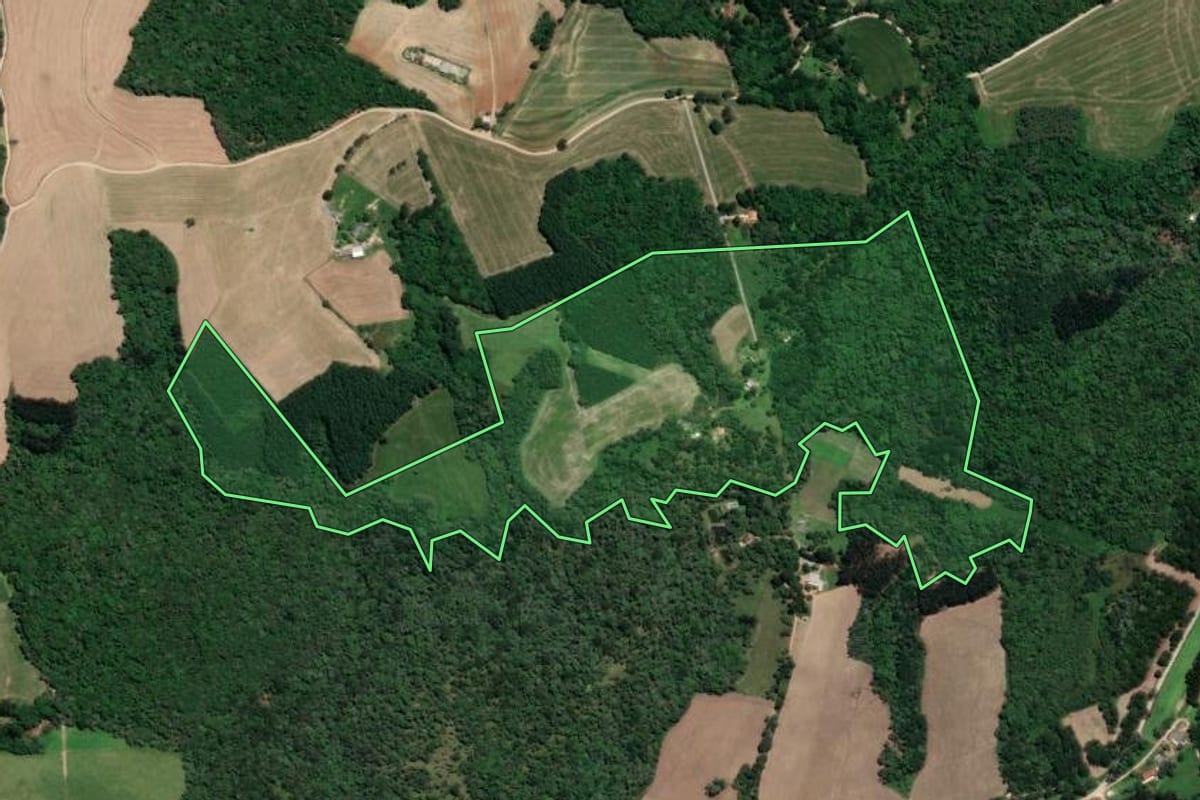 Imagem de satélite do imóvel rural em Mafra (SC), com o contorno declarado no CAR desenhado por cima.