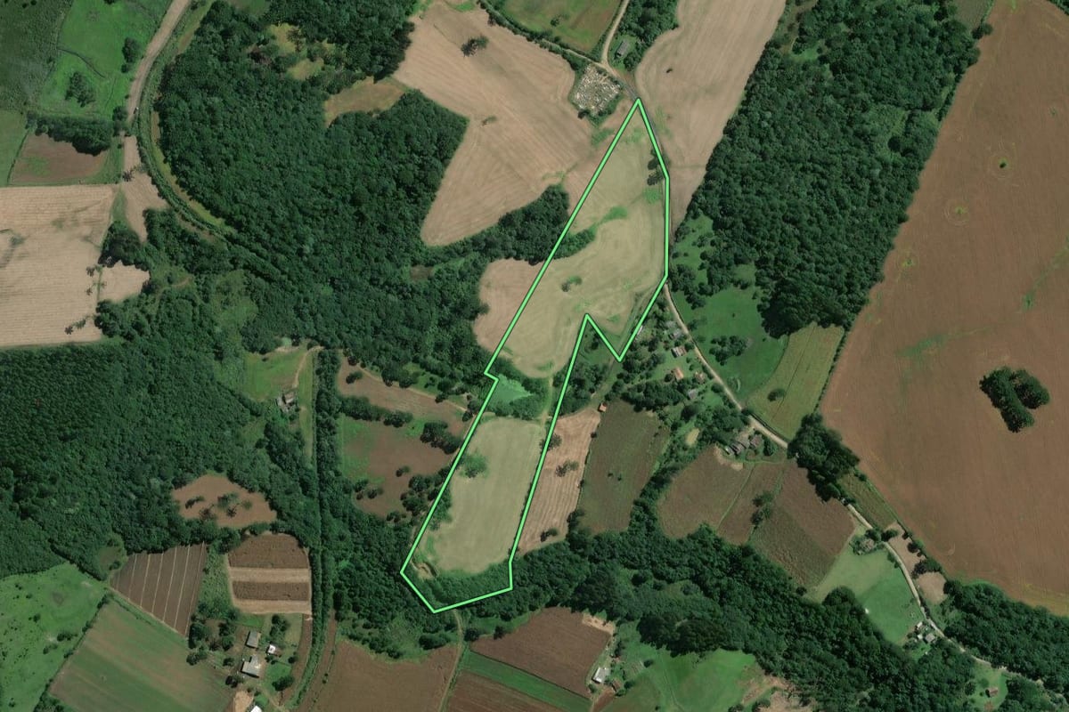 Imagem de satélite do imóvel rural em Mafra (SC), com o contorno declarado no CAR desenhado por cima.