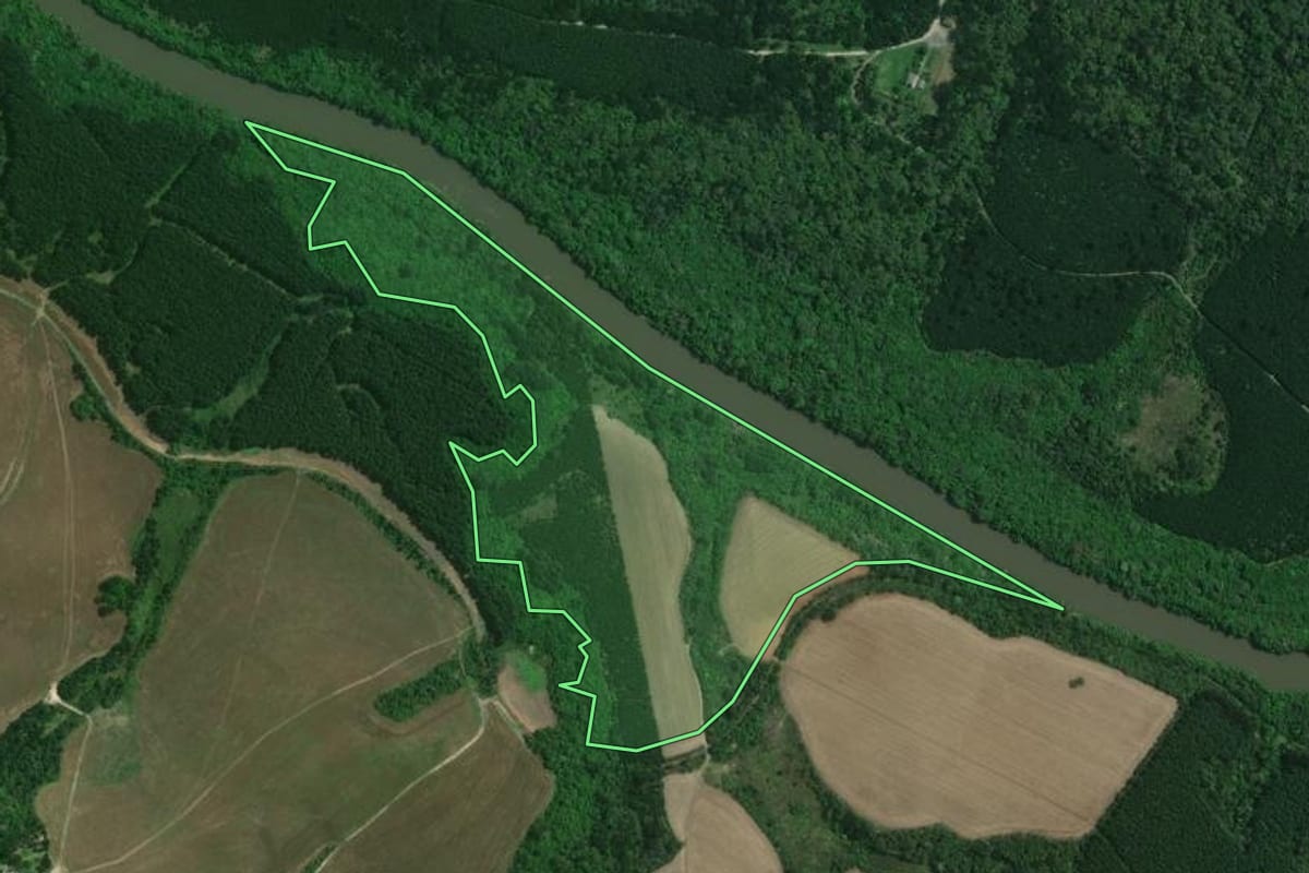Imagem de satélite do imóvel rural em Mafra (SC), com o contorno declarado no CAR desenhado por cima.