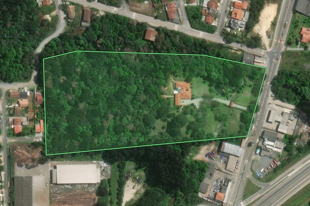Imagem de satélite do imóvel rural em Mafra (SC), com o contorno declarado no CAR desenhado por cima.