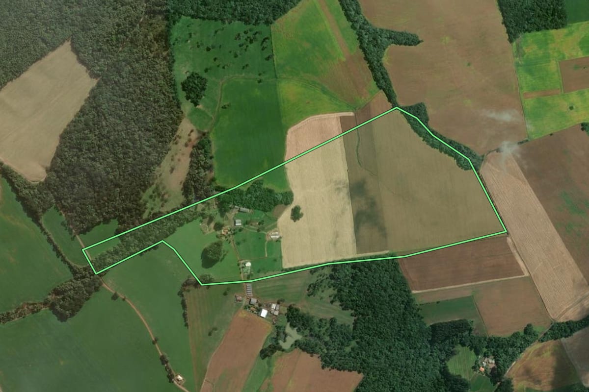 Imagem de satélite do imóvel rural em Mafra (SC), com o contorno declarado no CAR desenhado por cima.
