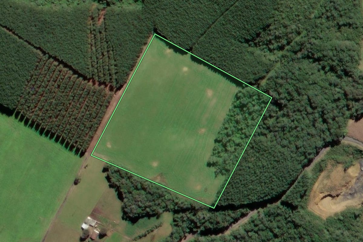 Imagem de satélite do imóvel rural em Mafra (SC), com o contorno declarado no CAR desenhado por cima.