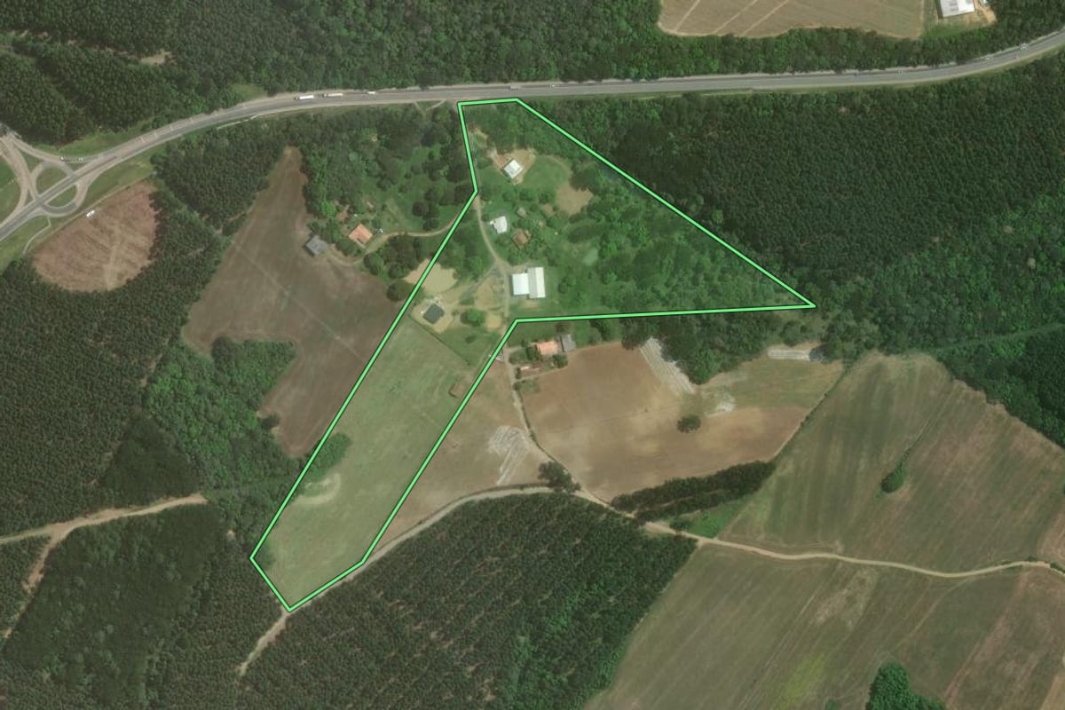 Imagem de satélite do imóvel rural em Mafra (SC), com o contorno declarado no CAR desenhado por cima.
