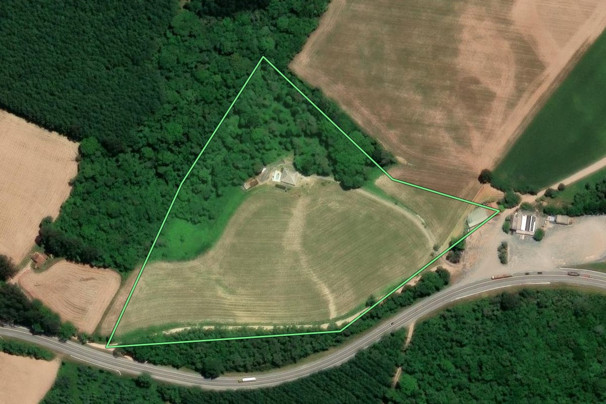 Imagem de satélite do imóvel rural em Mafra (SC), com o contorno declarado no CAR desenhado por cima.