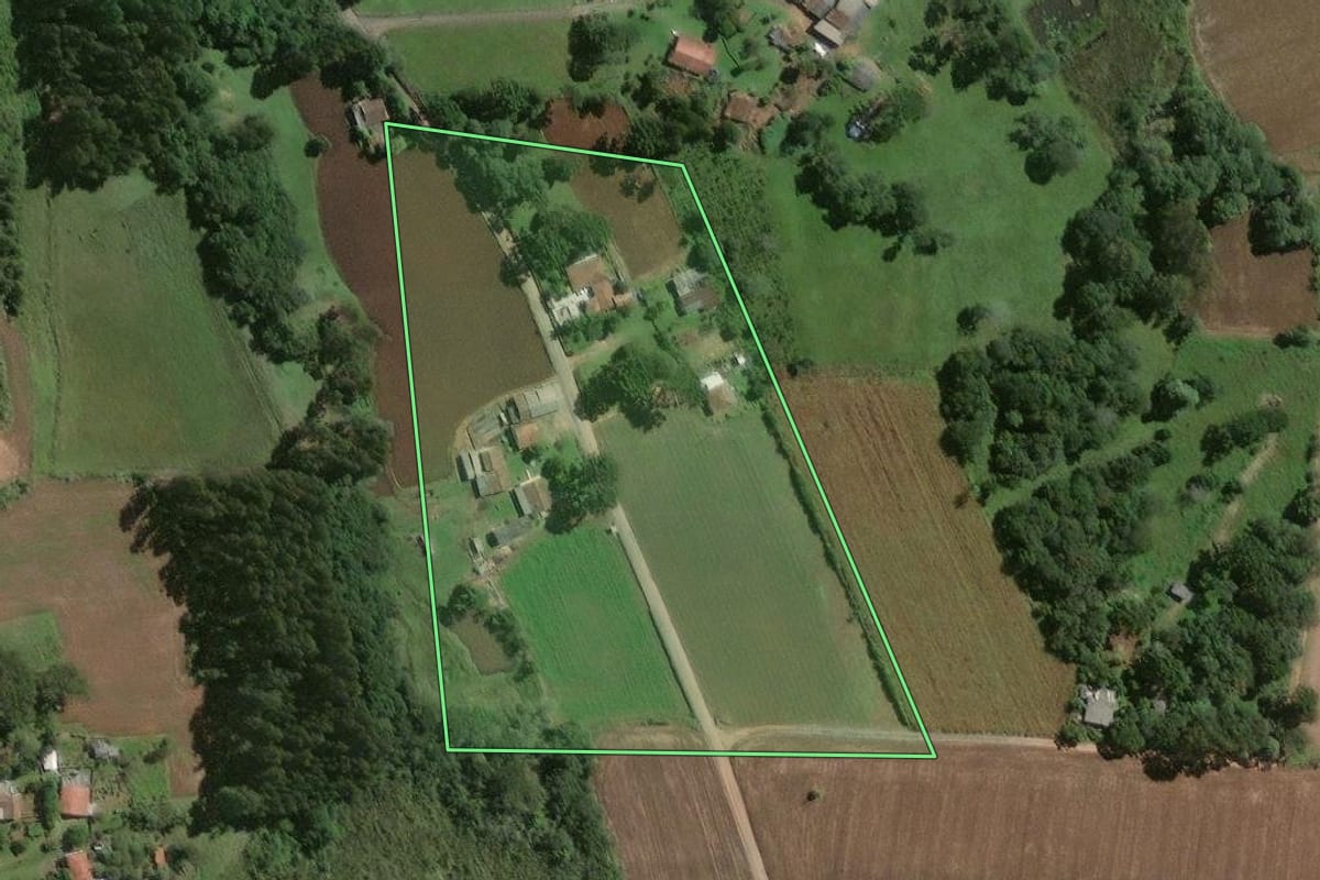 Imagem de satélite do imóvel rural em Mafra (SC), com o contorno declarado no CAR desenhado por cima.
