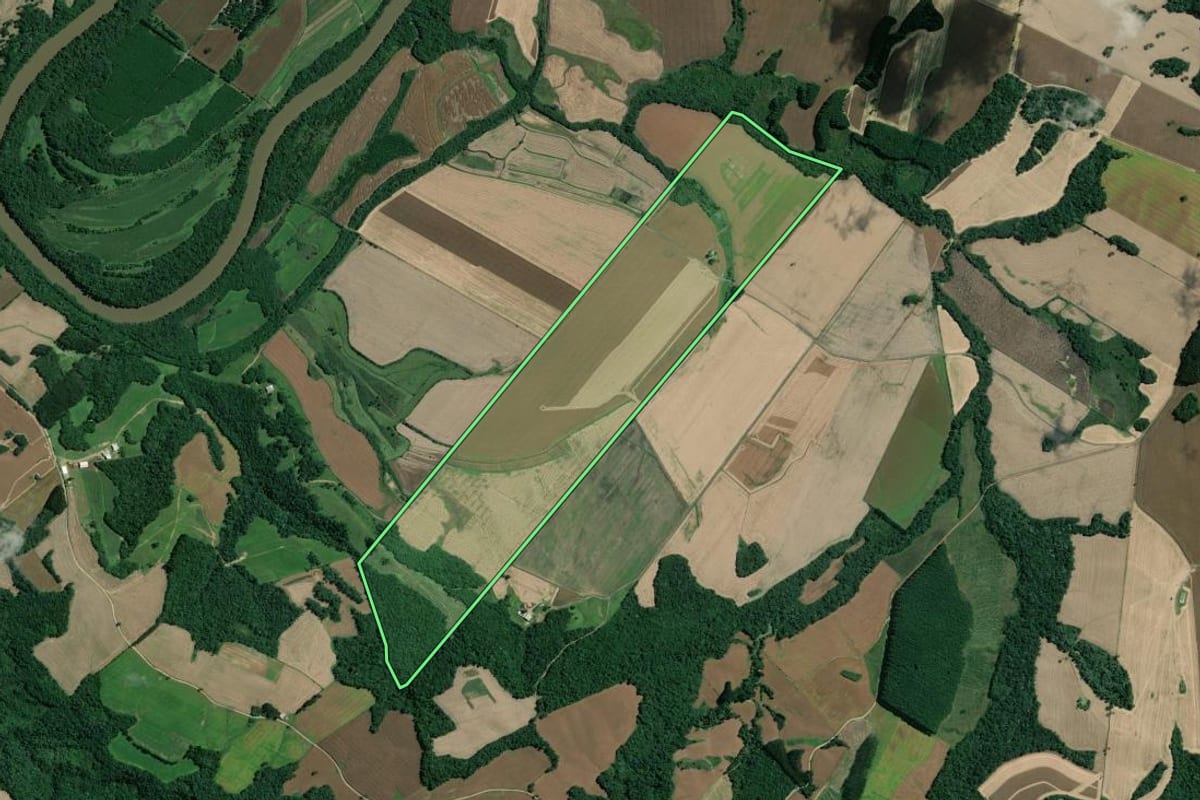 Imagem de satélite do imóvel rural em Mafra (SC), com o contorno declarado no CAR desenhado por cima.