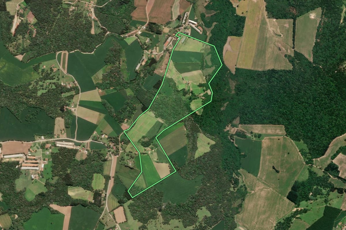 Imagem de satélite do imóvel rural em Mafra (SC), com o contorno declarado no CAR desenhado por cima.