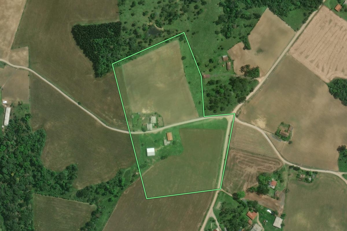 Imagem de satélite do imóvel rural em Mafra (SC), com o contorno declarado no CAR desenhado por cima.