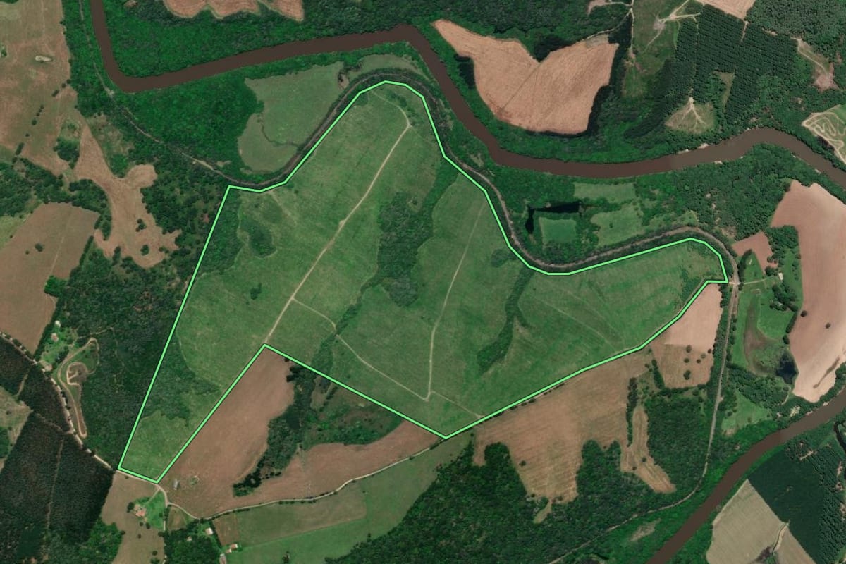 Imagem de satélite do imóvel rural em Mafra (SC), com o contorno declarado no CAR desenhado por cima.