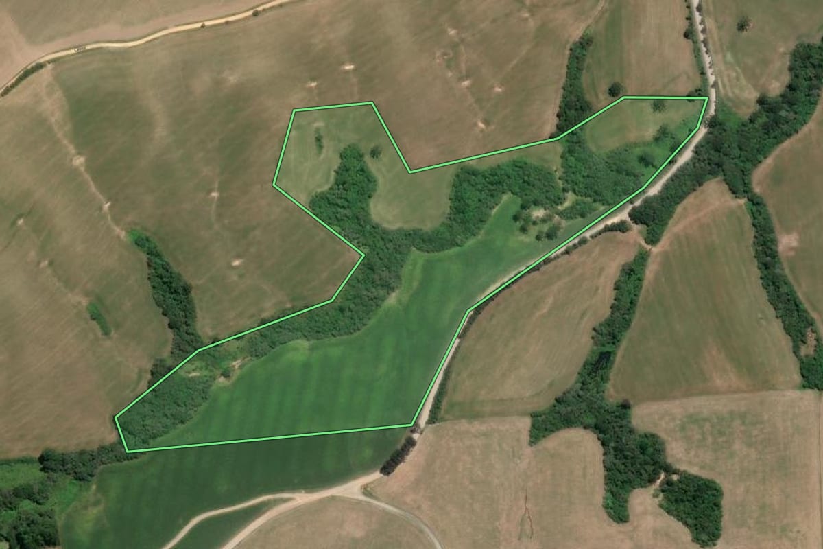 Imagem de satélite do imóvel rural em Mafra (SC), com o contorno declarado no CAR desenhado por cima.
