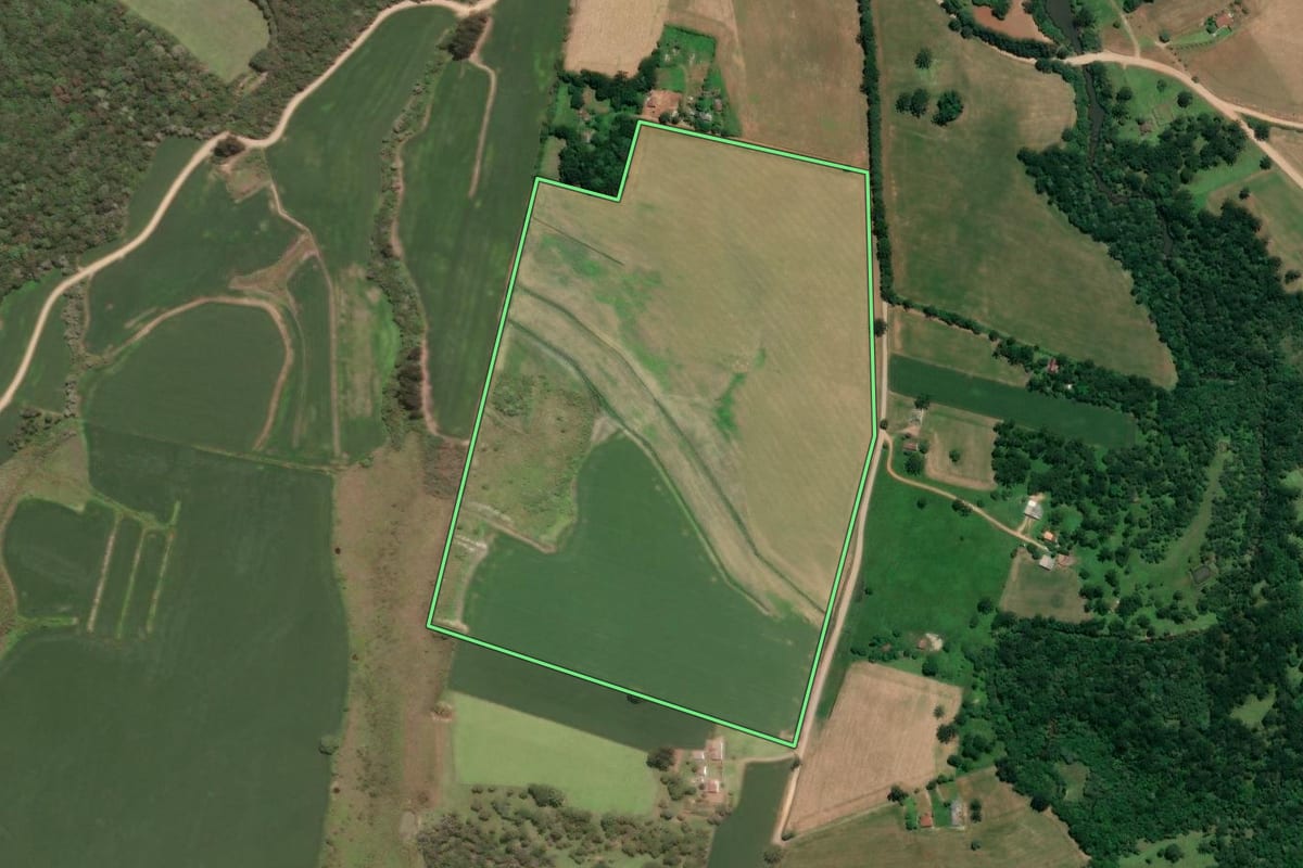 Imagem de satélite do imóvel rural em Mafra (SC), com o contorno declarado no CAR desenhado por cima.
