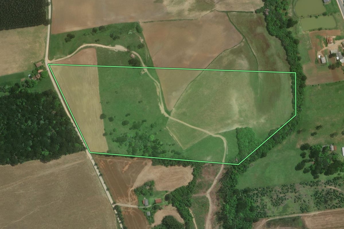Imagem de satélite do imóvel rural em Mafra (SC), com o contorno declarado no CAR desenhado por cima.