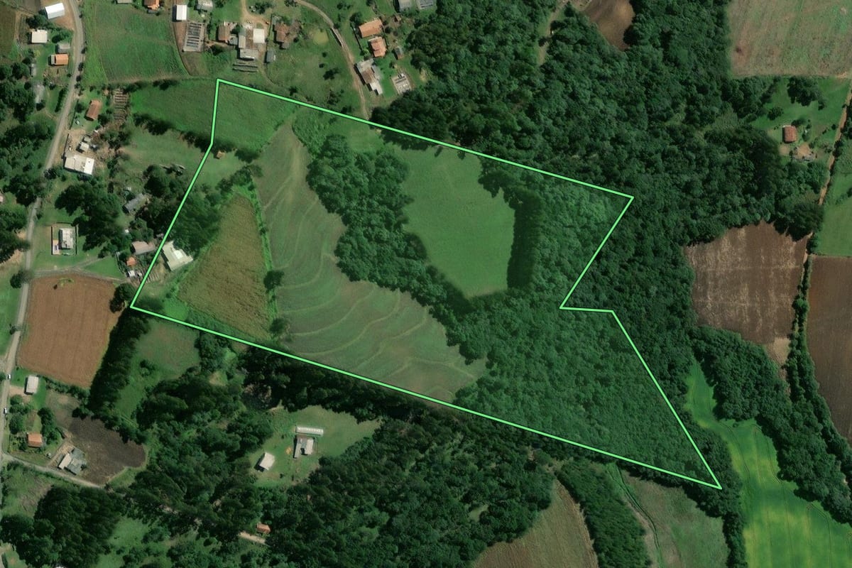 Imagem de satélite do imóvel rural em Mafra (SC), com o contorno declarado no CAR desenhado por cima.