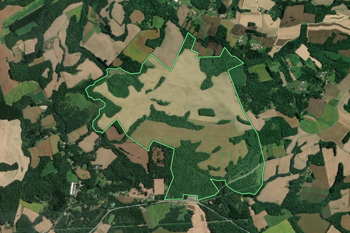 Imagem de satélite do imóvel rural em Mafra (SC), com o contorno declarado no CAR desenhado por cima.