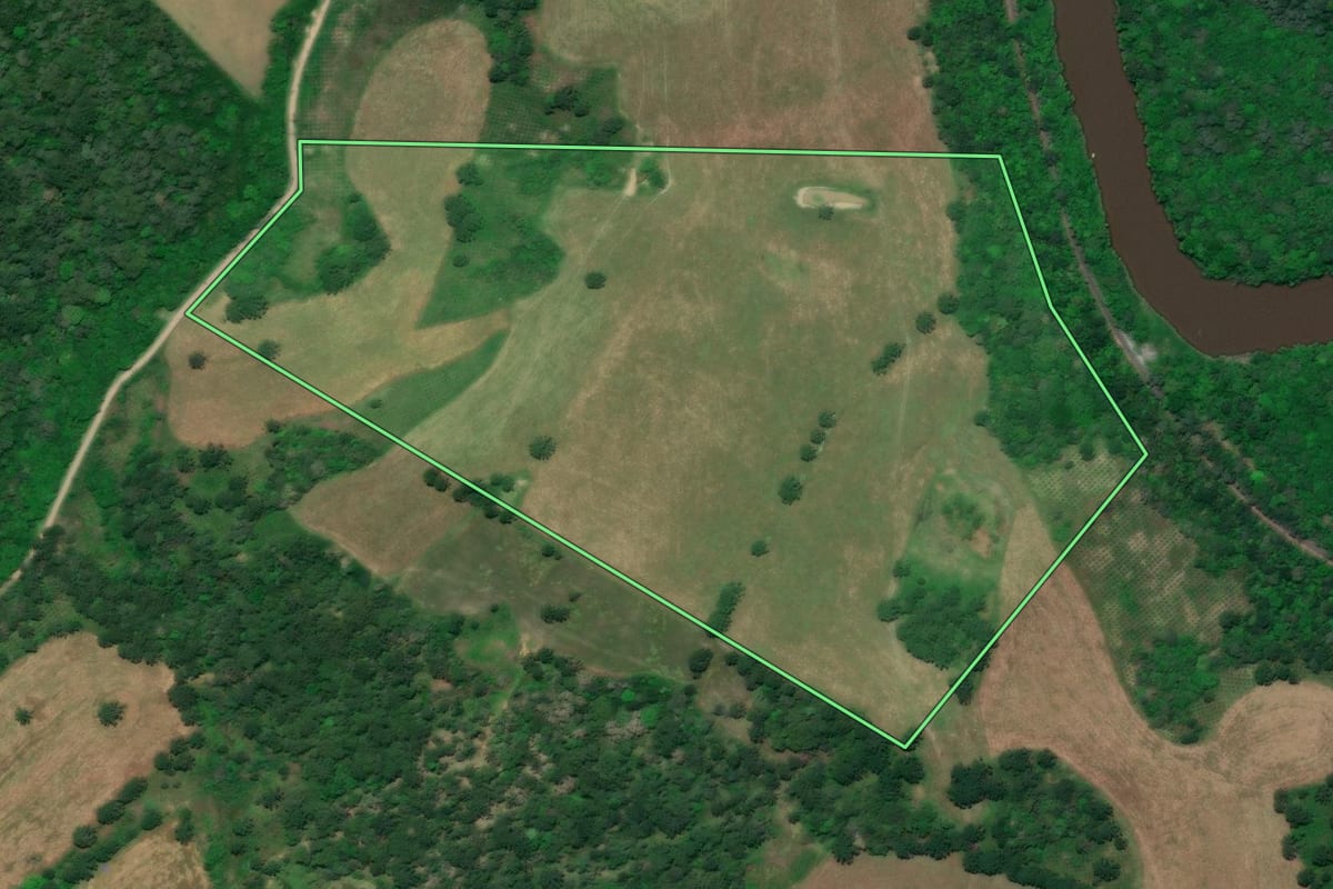 Imagem de satélite do imóvel rural em Mafra (SC), com o contorno declarado no CAR desenhado por cima.