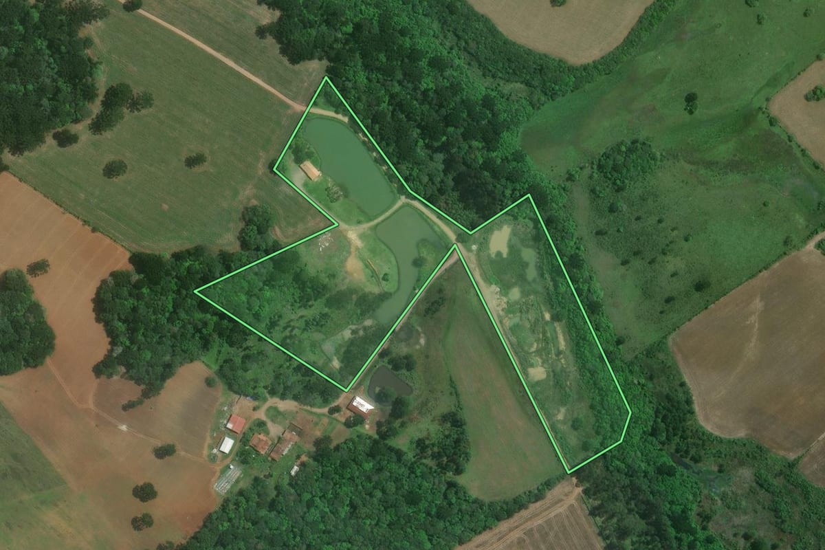 Imagem de satélite do imóvel rural em Mafra (SC), com o contorno declarado no CAR desenhado por cima.