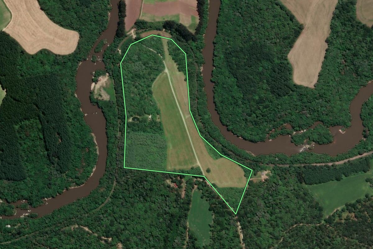 Imagem de satélite do imóvel rural em Mafra (SC), com o contorno declarado no CAR desenhado por cima.