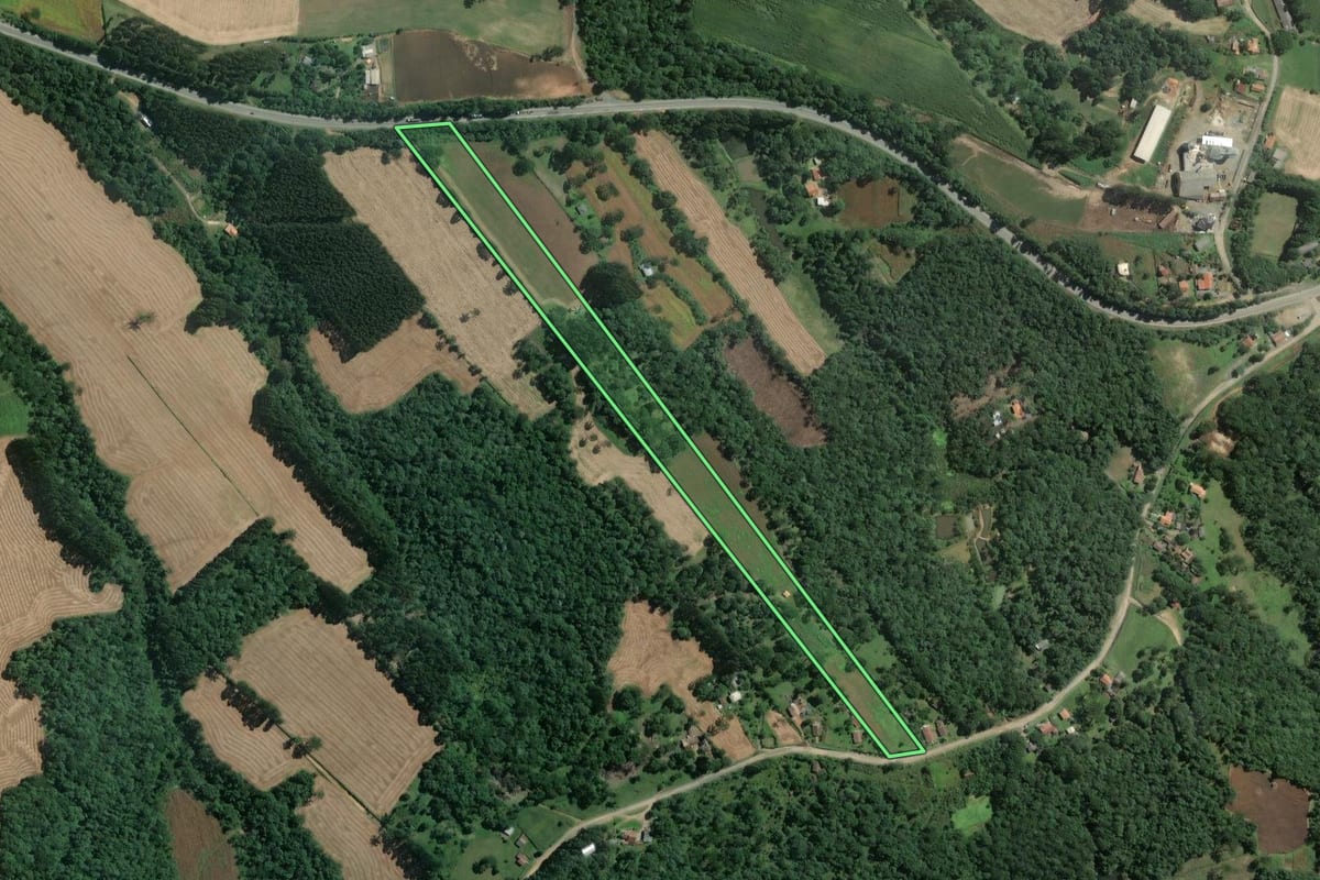 Imagem de satélite do imóvel rural em Mafra (SC), com o contorno declarado no CAR desenhado por cima.