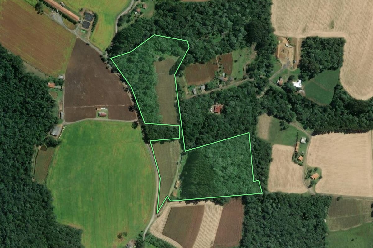 Imagem de satélite do imóvel rural em Mafra (SC), com o contorno declarado no CAR desenhado por cima.