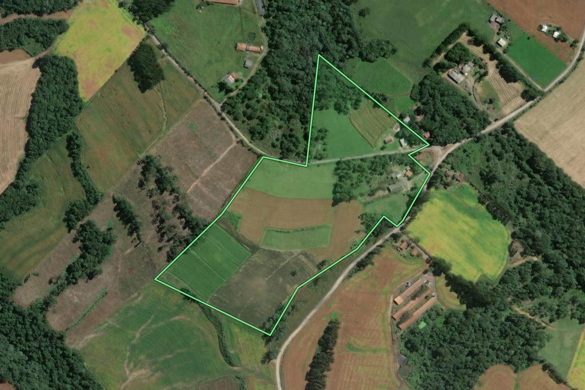 Imagem de satélite do imóvel rural em Mafra (SC), com o contorno declarado no CAR desenhado por cima.
