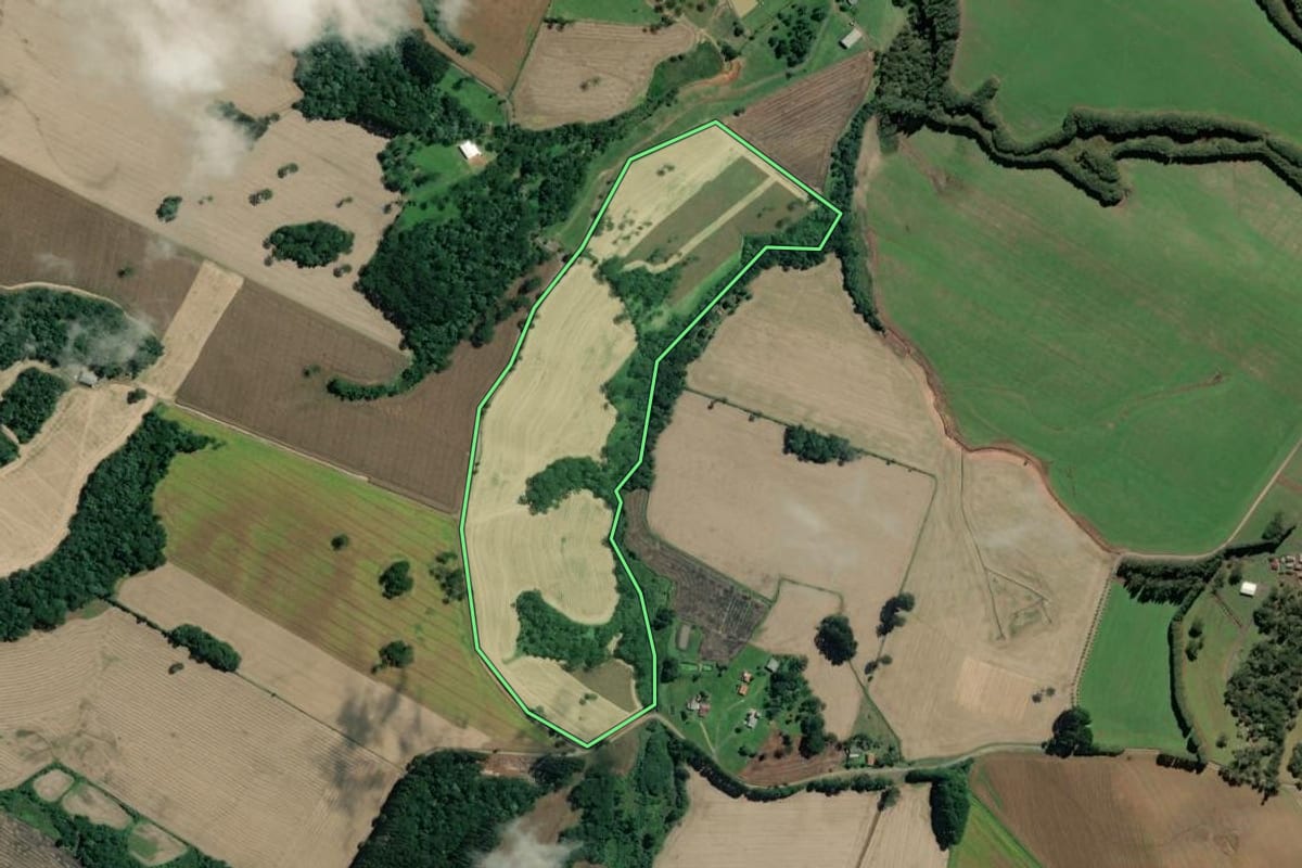 Imagem de satélite do imóvel rural em Mafra (SC), com o contorno declarado no CAR desenhado por cima.
