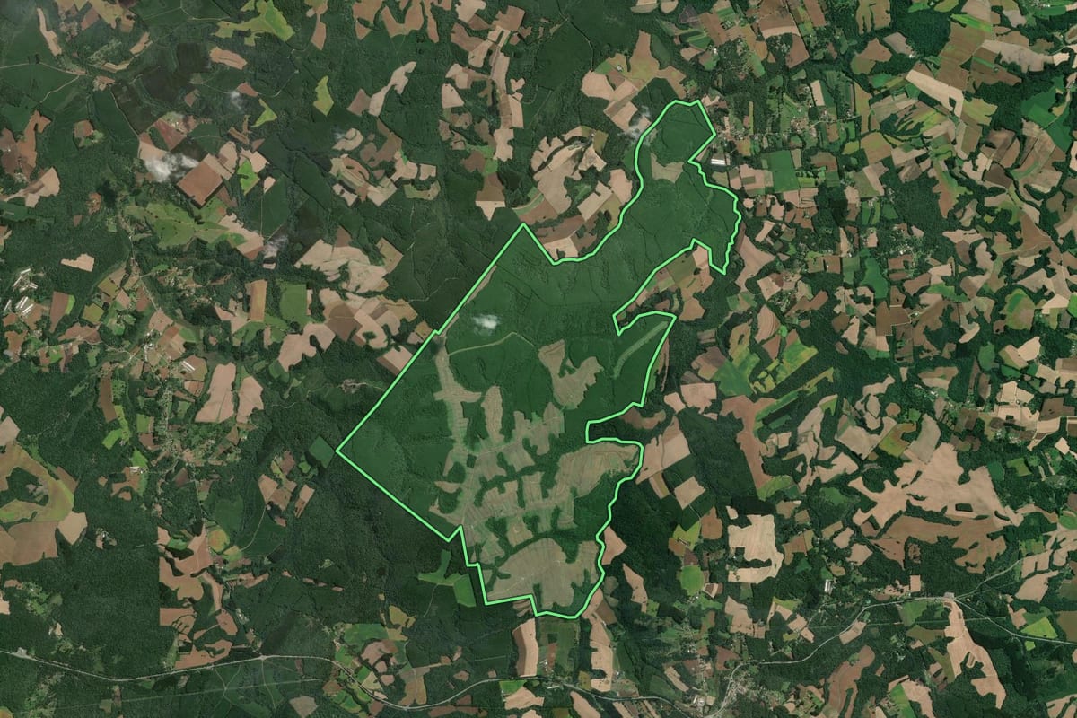 Imagem de satélite do imóvel rural em Mafra (SC), com o contorno declarado no CAR desenhado por cima.
