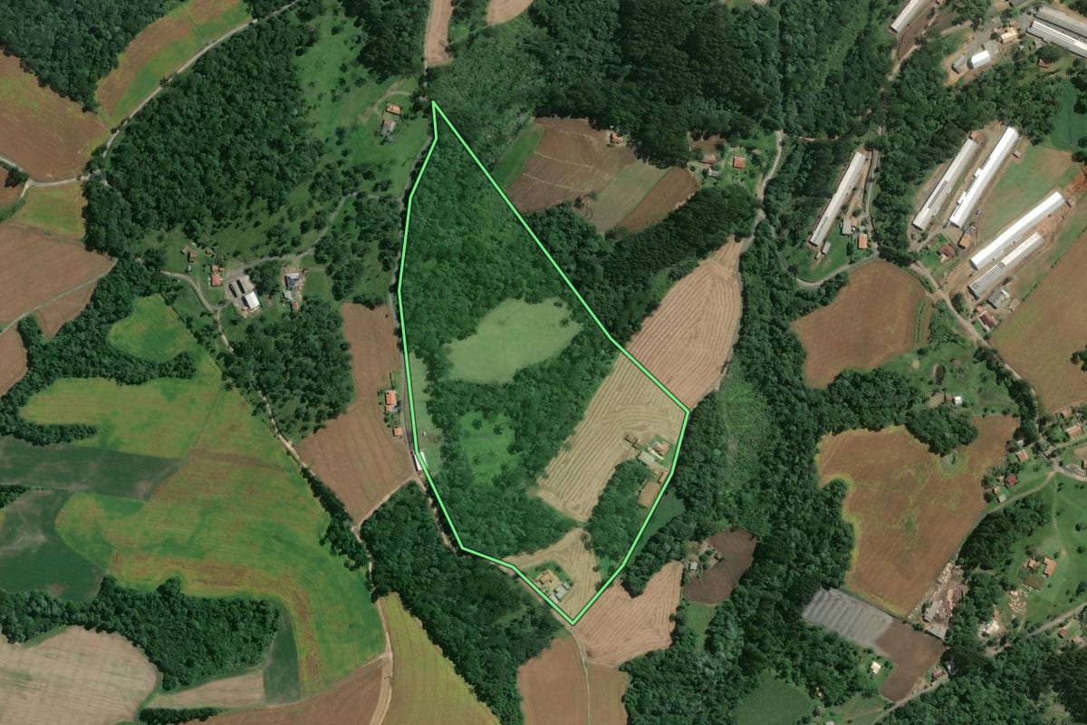 Imagem de satélite do imóvel rural em Mafra (SC), com o contorno declarado no CAR desenhado por cima.