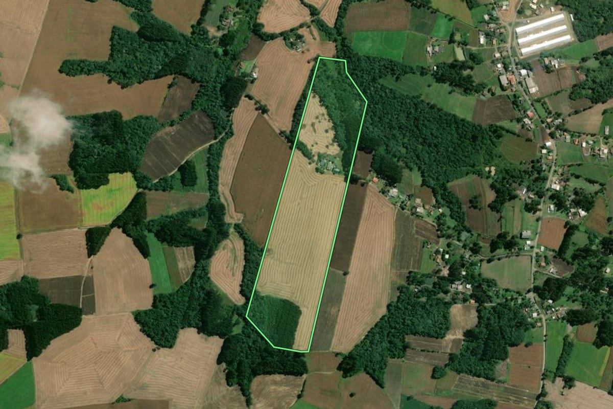 Imagem de satélite do imóvel rural em Mafra (SC), com o contorno declarado no CAR desenhado por cima.