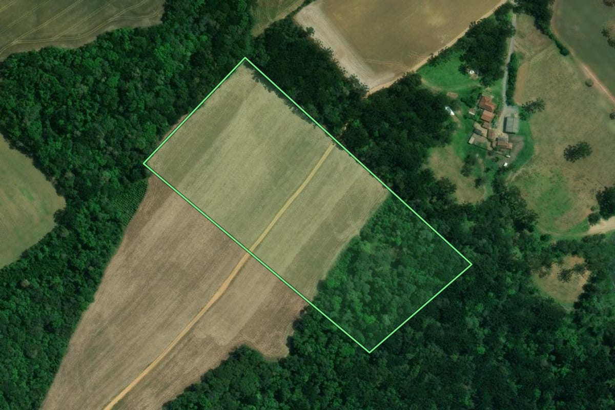 Imagem de satélite do imóvel rural em Mafra (SC), com o contorno declarado no CAR desenhado por cima.
