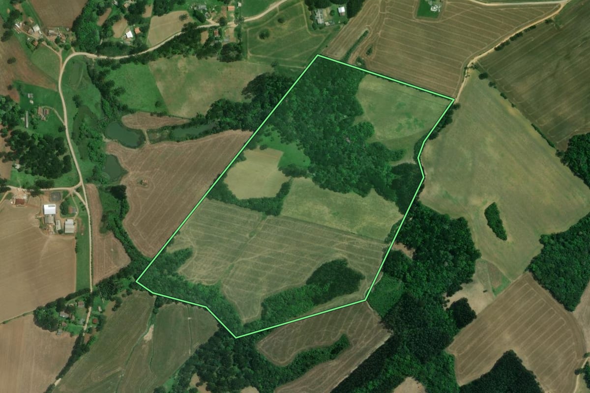 Imagem de satélite do imóvel rural em Mafra (SC), com o contorno declarado no CAR desenhado por cima.