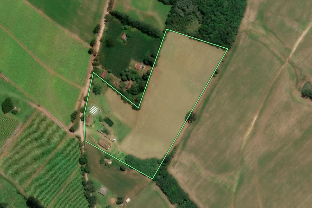Imagem de satélite do imóvel rural em Mafra (SC), com o contorno declarado no CAR desenhado por cima.
