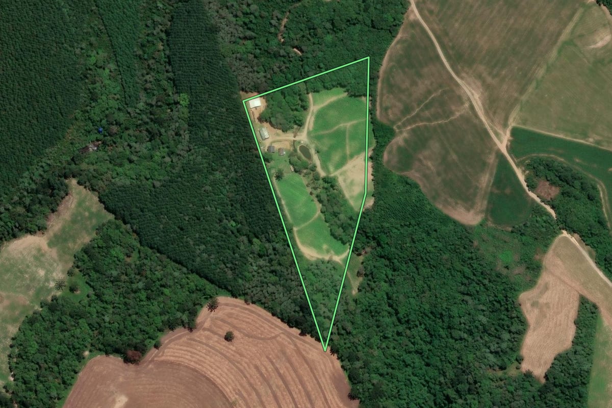 Imagem de satélite do imóvel rural em Mafra (SC), com o contorno declarado no CAR desenhado por cima.