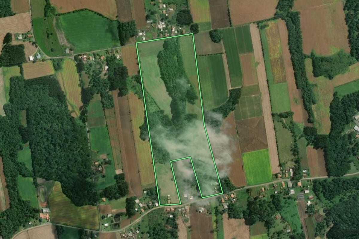 Imagem de satélite do imóvel rural em Mafra (SC), com o contorno declarado no CAR desenhado por cima.