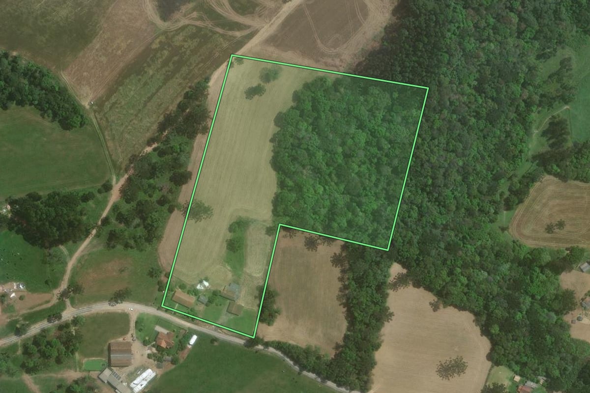 Imagem de satélite do imóvel rural em Mafra (SC), com o contorno declarado no CAR desenhado por cima.