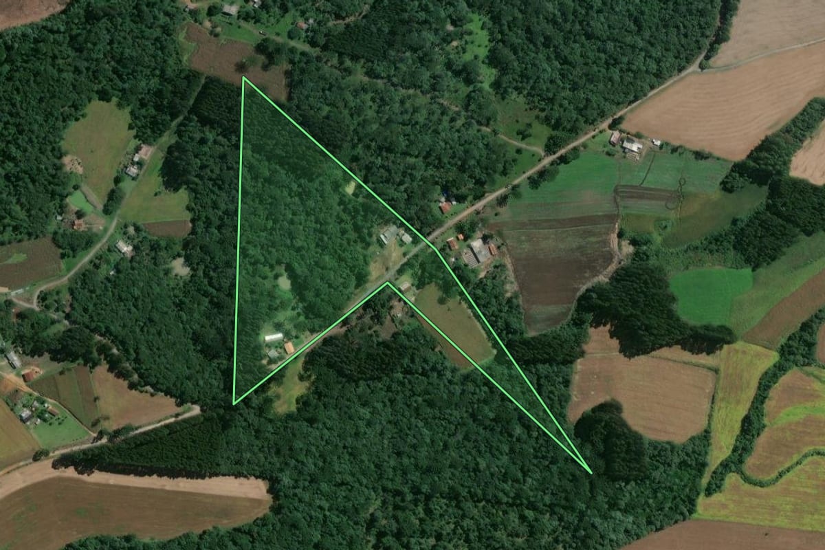 Imagem de satélite do imóvel rural em Mafra (SC), com o contorno declarado no CAR desenhado por cima.