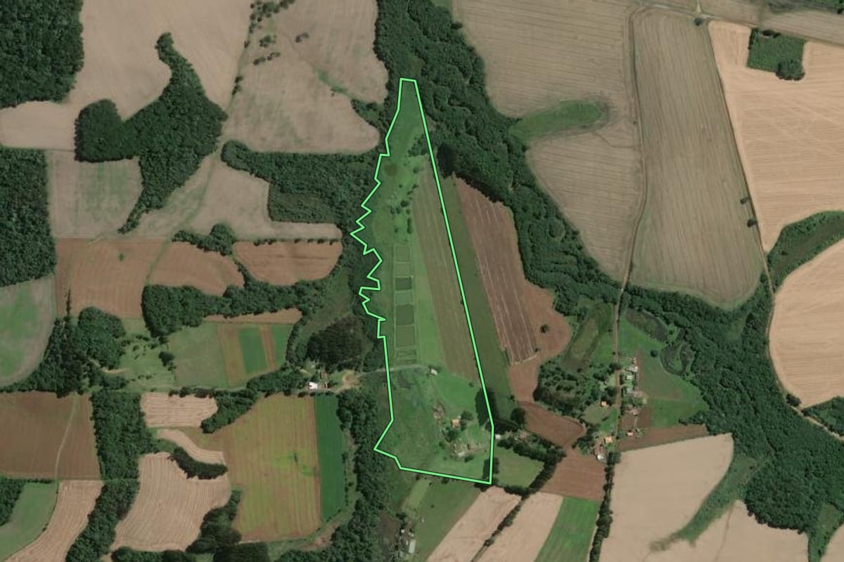 Imagem de satélite do imóvel rural em Mafra (SC), com o contorno declarado no CAR desenhado por cima.