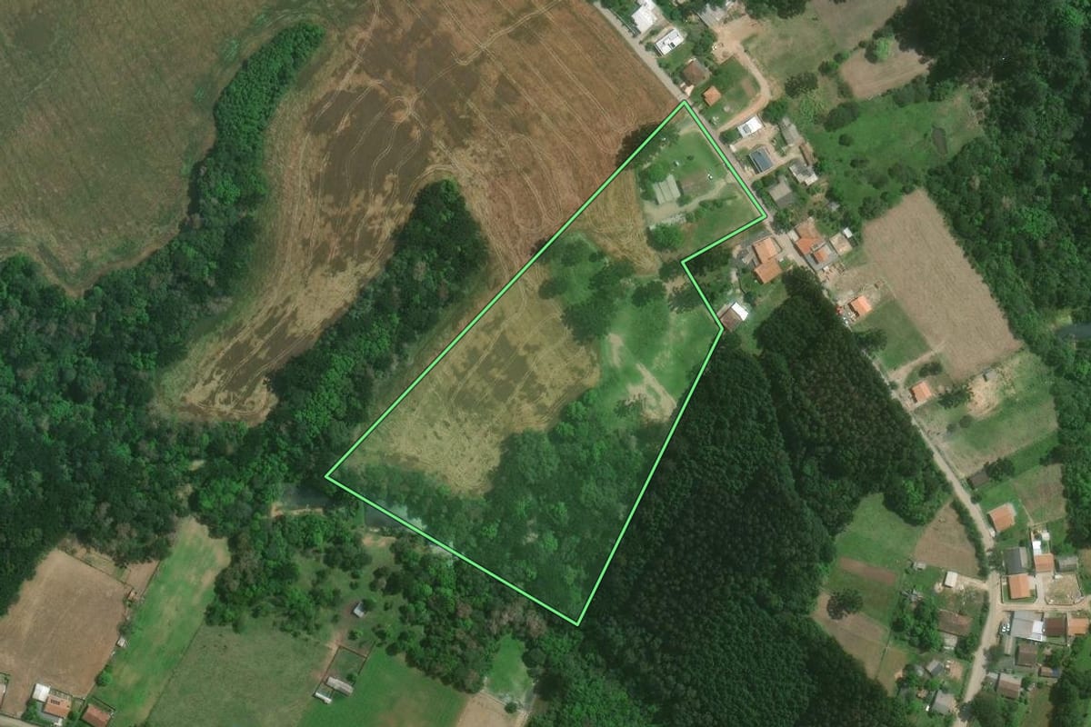 Imagem de satélite do imóvel rural em Mafra (SC), com o contorno declarado no CAR desenhado por cima.