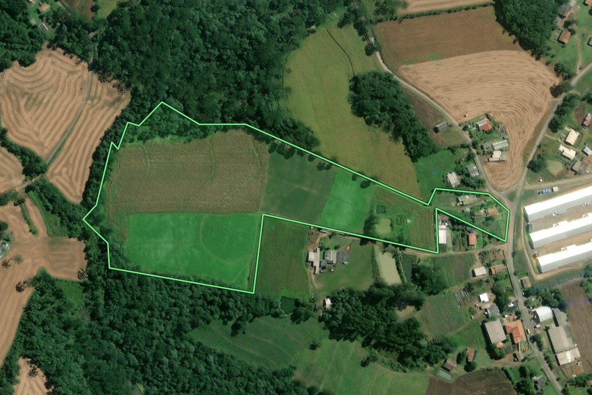 Imagem de satélite do imóvel rural em Mafra (SC), com o contorno declarado no CAR desenhado por cima.