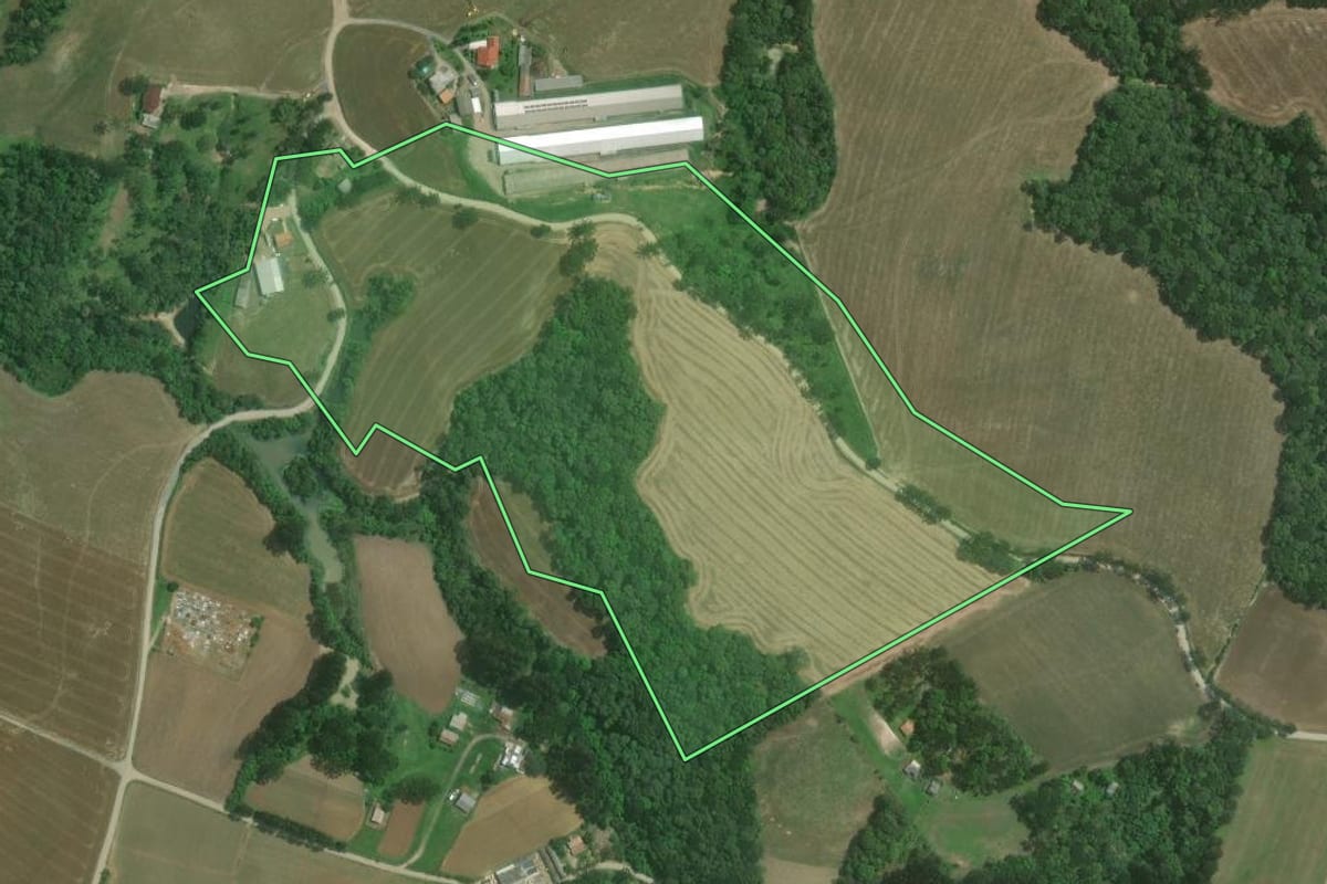 Imagem de satélite do imóvel rural em Mafra (SC), com o contorno declarado no CAR desenhado por cima.