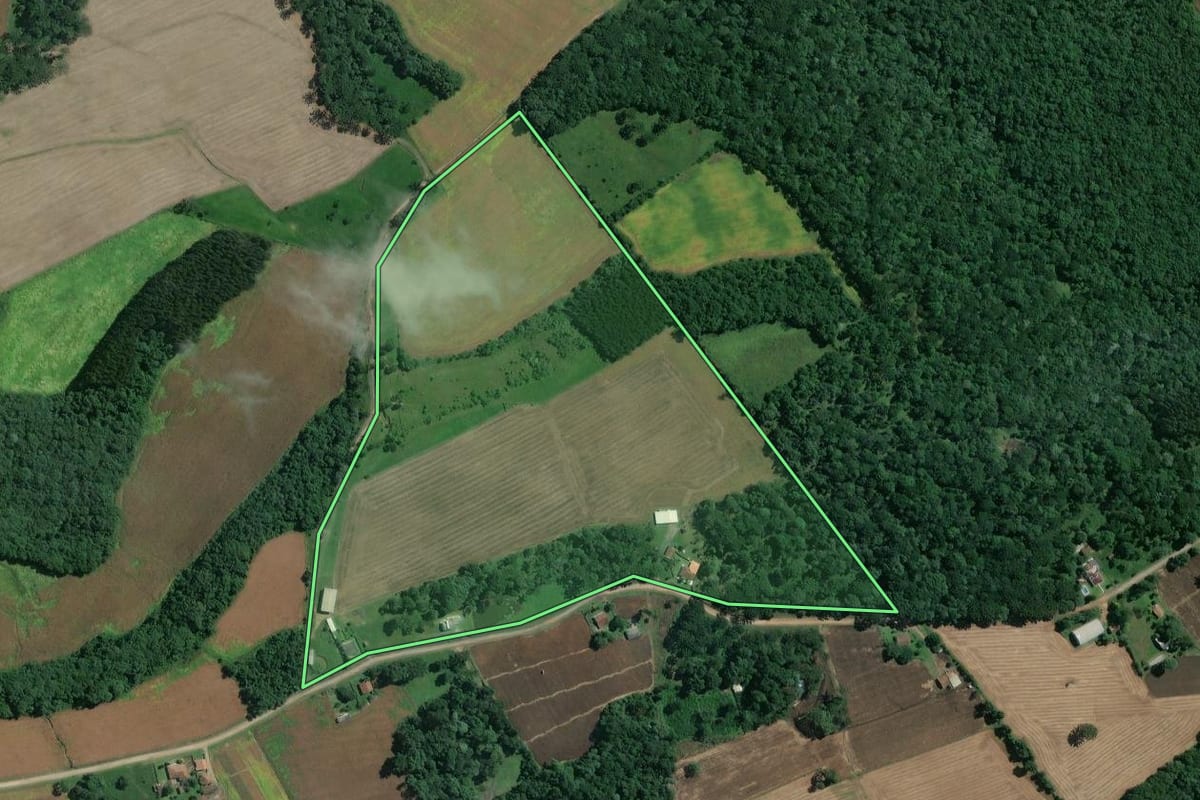Imagem de satélite do imóvel rural em Mafra (SC), com o contorno declarado no CAR desenhado por cima.