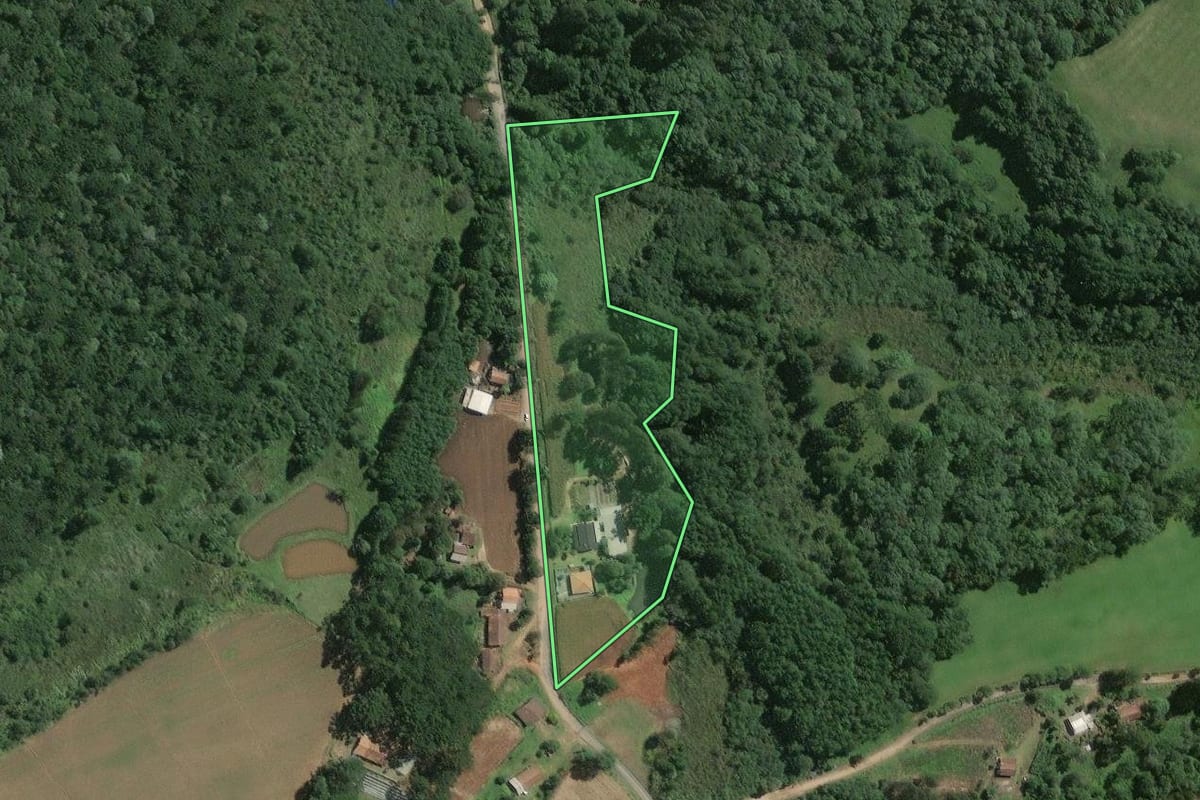 Imagem de satélite do imóvel rural em Mafra (SC), com o contorno declarado no CAR desenhado por cima.