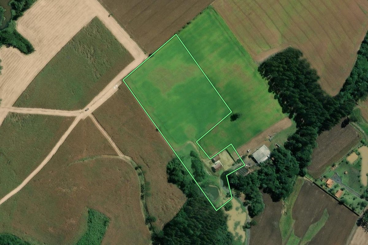 Imagem de satélite do imóvel rural em Mafra (SC), com o contorno declarado no CAR desenhado por cima.