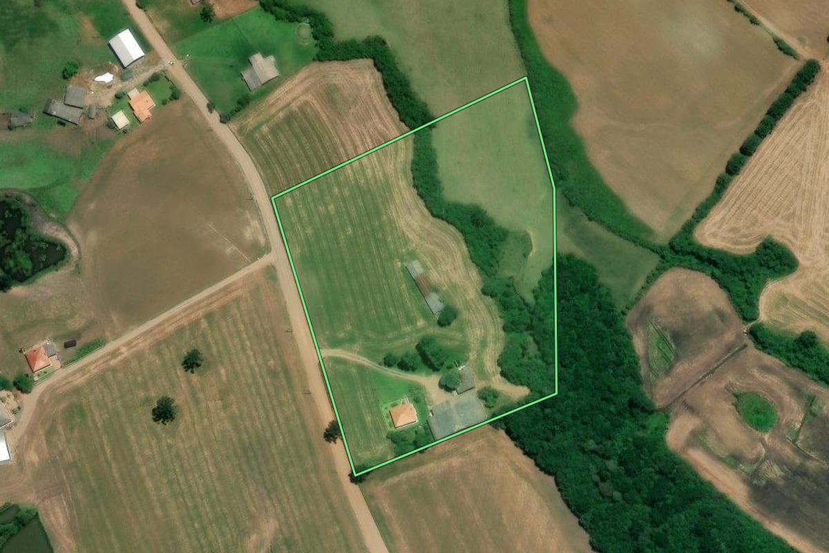 Imagem de satélite do imóvel rural em Mafra (SC), com o contorno declarado no CAR desenhado por cima.