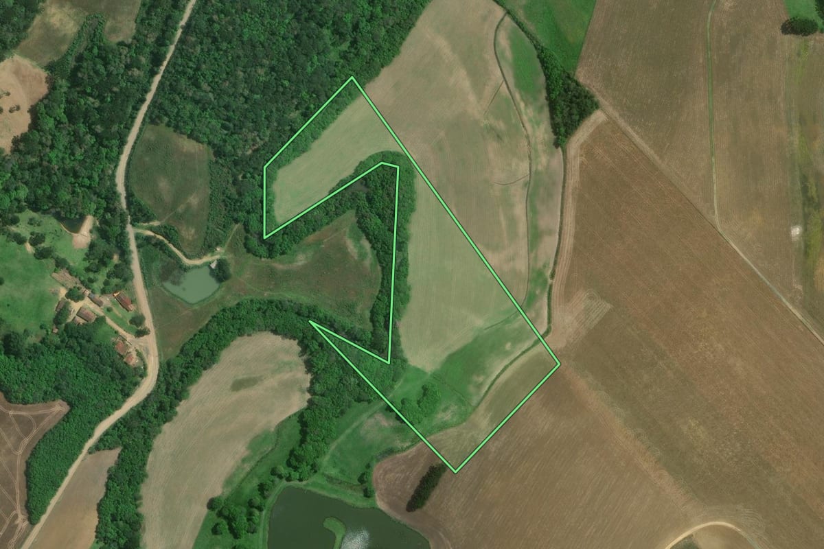 Imagem de satélite do imóvel rural em Mafra (SC), com o contorno declarado no CAR desenhado por cima.