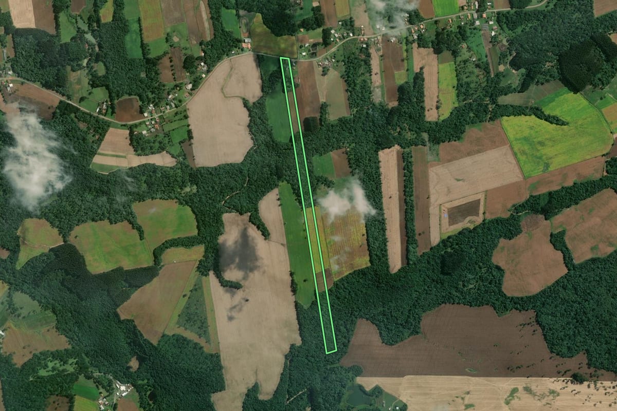 Imagem de satélite do imóvel rural em Mafra (SC), com o contorno declarado no CAR desenhado por cima.